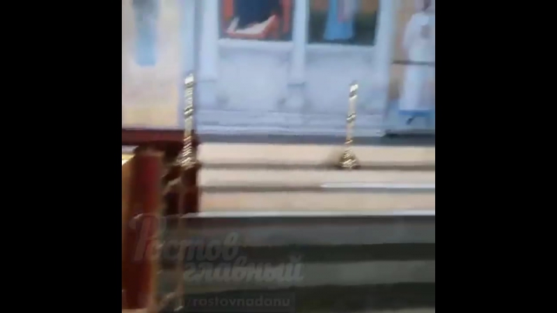 В ростове служительница храма разговаривает по iphone 7 и берёт пожертвования из ящика