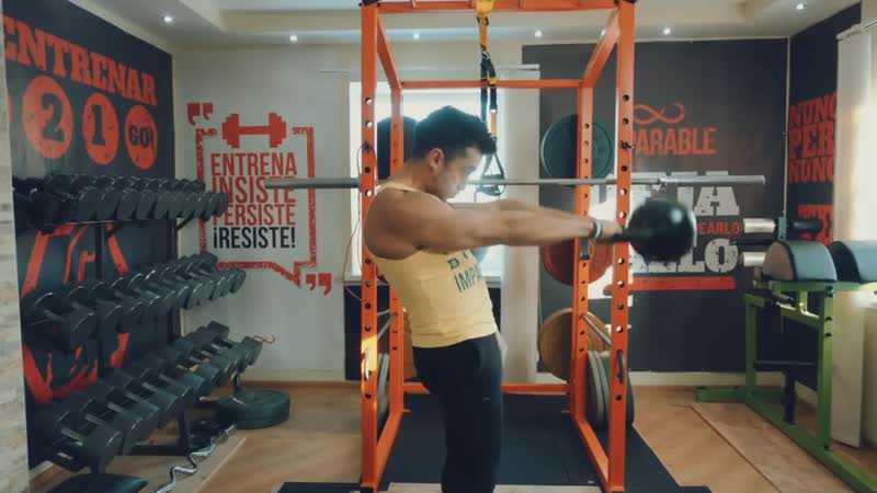 Rutina con pesa rusa o kettlebell para ganar músculo, fuerza y resistencia