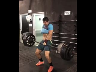 Спортсмен делает толчок штанги одной рукой