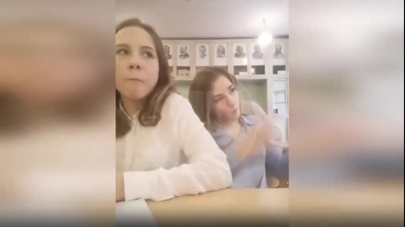 Нижегородские школьницы устроили перекур прямо во время урока
