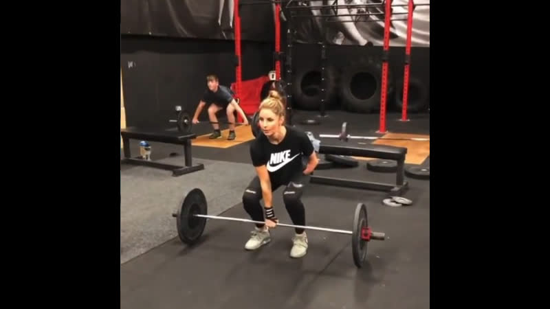 Девушка делает рывок штанги одной рукой, без оправданий
