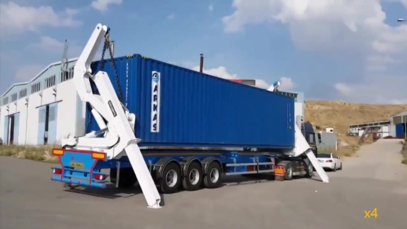 Контейнеровоз с гидравлической системой погрузки контейнера