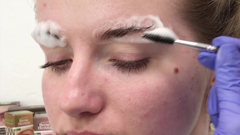 Очищення зони брів перед фарбуванням хною bh brow henna