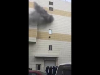 Люди прыгают из окон горящего тц в кемерово, чтобы спастись