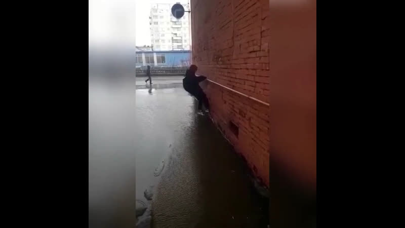 Беар гриллс бы офигел, глядя на то, как парень из норильска пересекает лужу