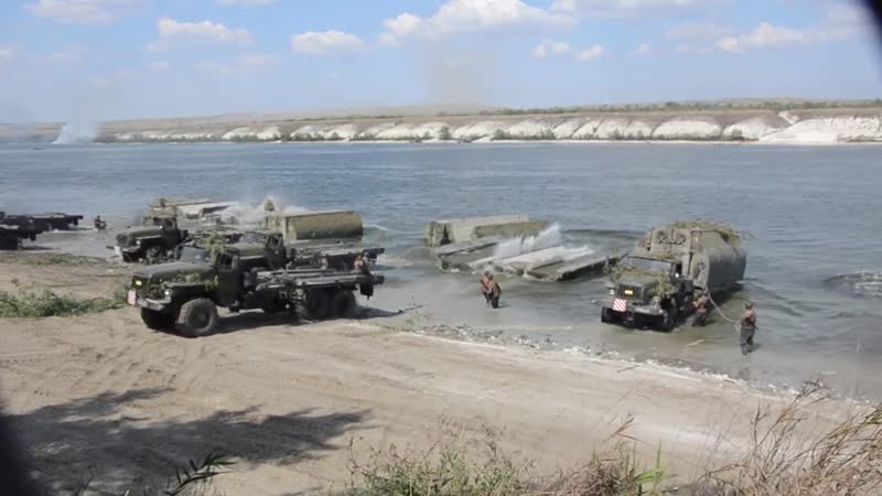 Переправа мотострелковых подразделений через реку в ходе скшу «кааз 2020»