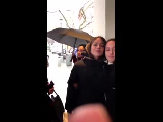 Тини с поклонницами возле отеля в мадриде (25/01/20)