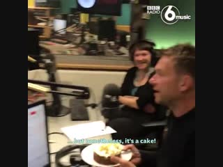 Damon albarn surprises steve lamacq on his 25th anniversary at the bbc