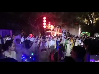 Alicia 🍒a huge crowd of people in shenzhen gathered at a park and mass danced to yixing’s