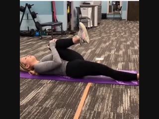 Приведение одной ноги к груди