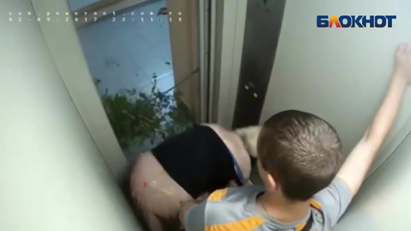 Сексуально озабоченная парочка в лифте в волжском