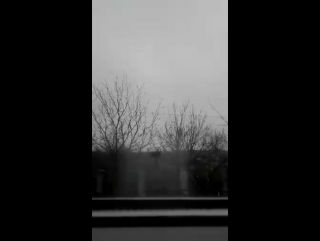 Показывает красивую грудь