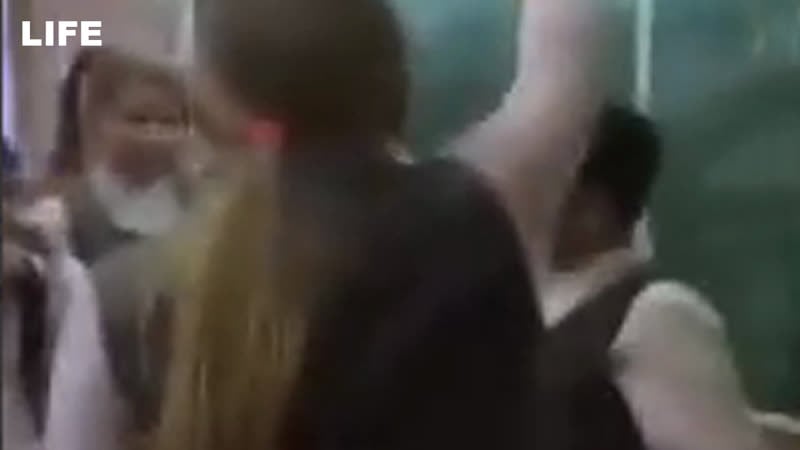 Облила чаем одноклассника под защитой мамы