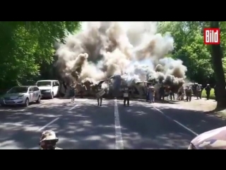 Dynamo dresden fans marschieren in karlsruhe zum stadion richtung auswärtsblock