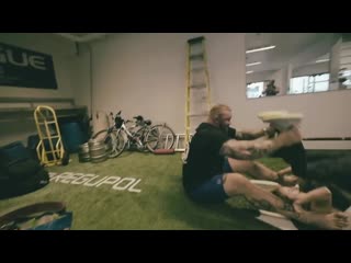 Hafthor bjornsson plays frisbee golf with his wife and friends!