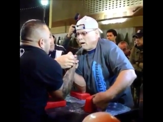 Армреслинг семидесятилетний дед ложит качка