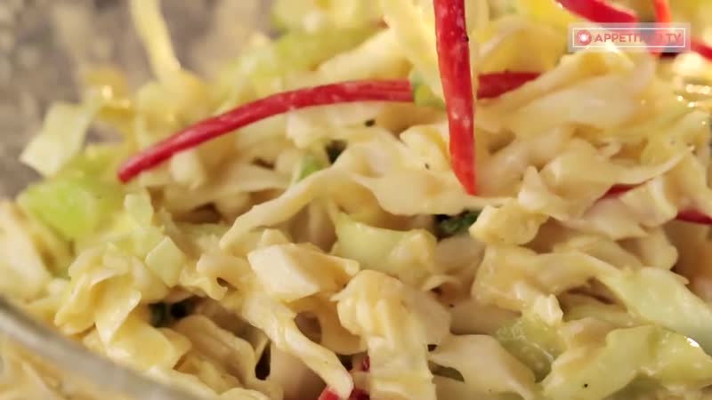 Хорошо взбил яйца и залил ими капусту просто и усно!!