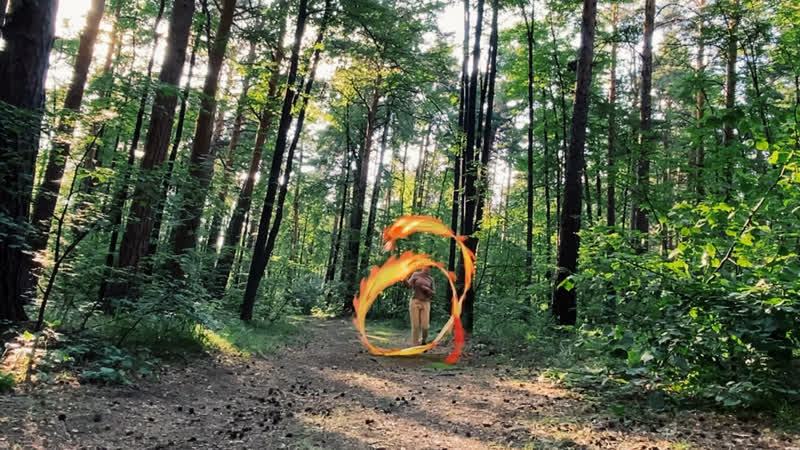 Летающий китайский дракон в уральском лесу