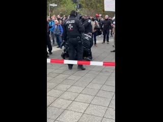 Erste festnahmen (etwa 930 uhr zwischen brandenburger tor und siegessäule)