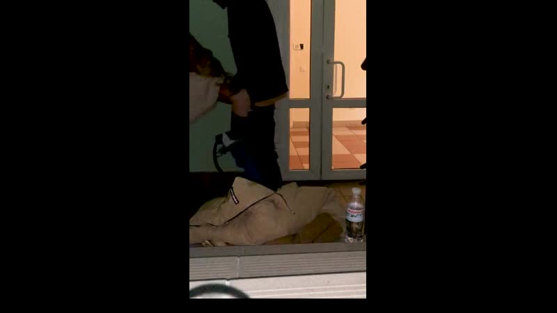 Студенты занимаются сексом на лестничной площадке [entrance, teen, doggystyle]