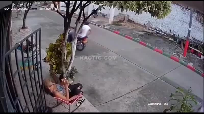 Парень решил ограбить отдыхающую бабушку, но не рассчитал свои силы и огреб