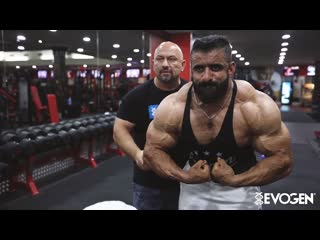 Hadi choopan trains shoulders