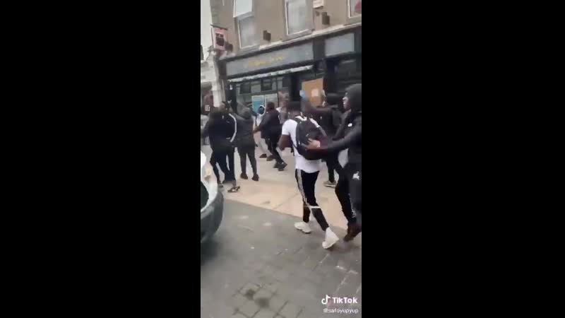 Migranten greifen irische polizisten an