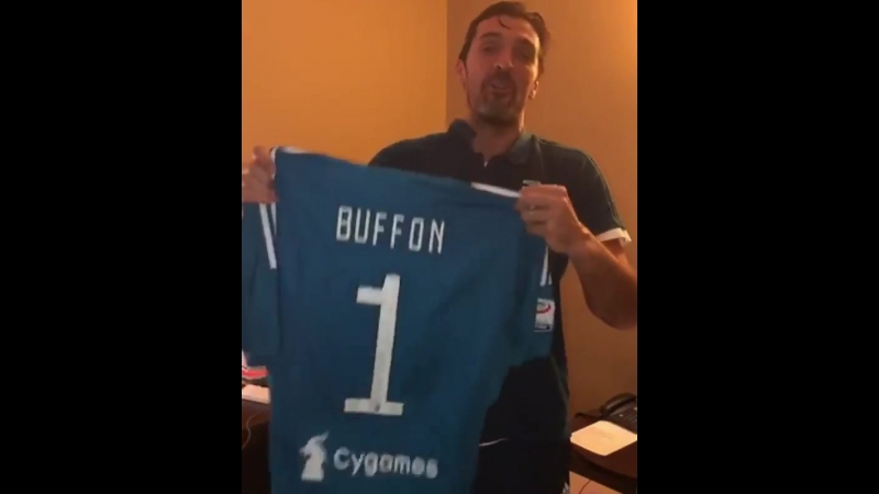 1xbet буффон подарил глушакову футболку