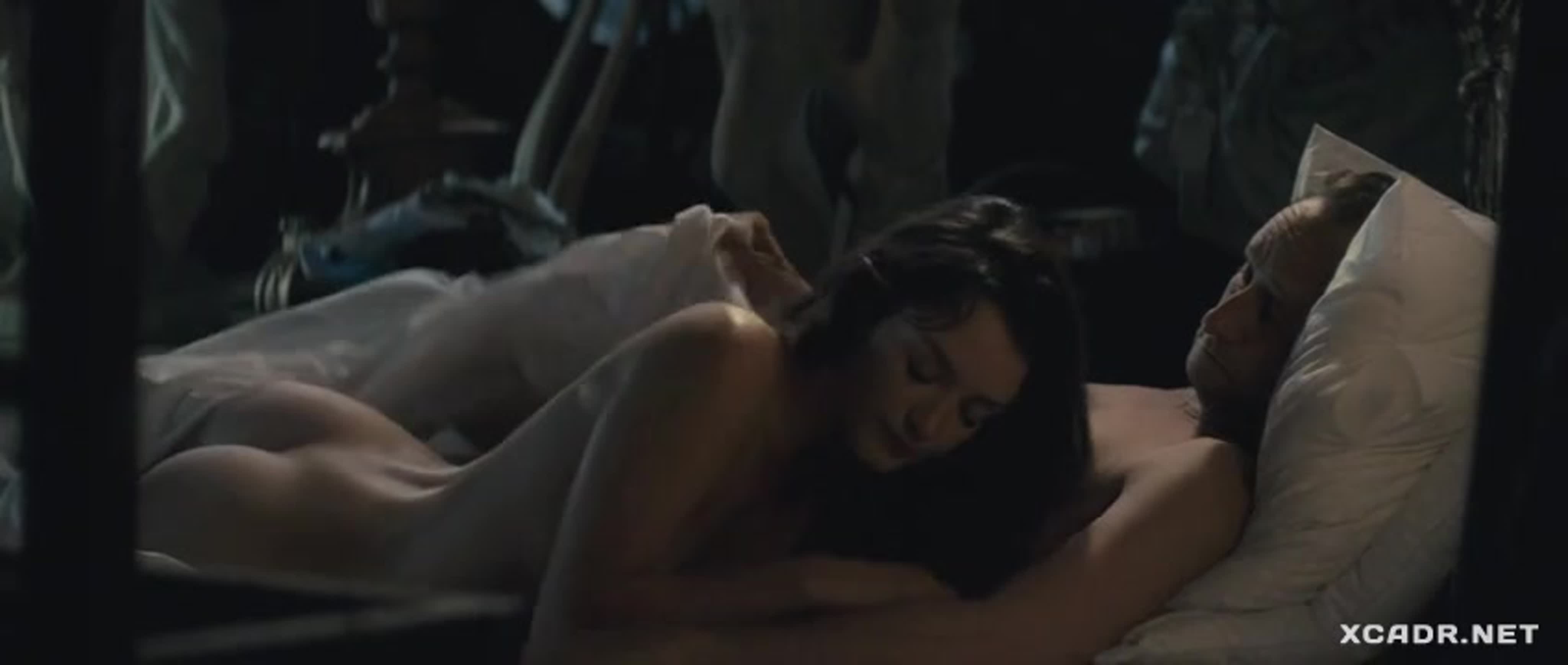 Емізік клиторындағы киім түйреуіштері G Energodar би жұп интимдік жыныстық қатынас үшін би еркек іздейді