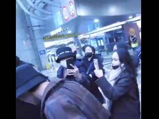 The interaction between the reporter and ten is so cute hhhh