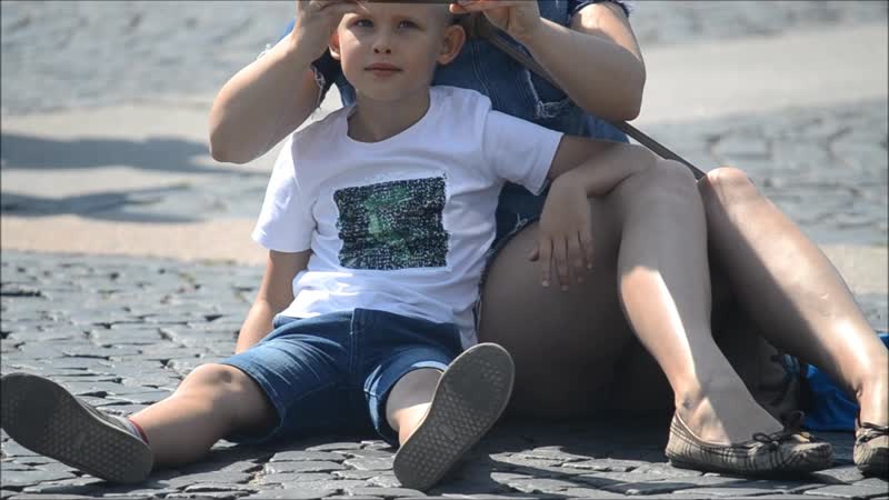 Под юбочкой ( счастливая мамашка в леопардовых трусиках ))