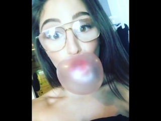 Abella danger надула большой пузырь из жвачки