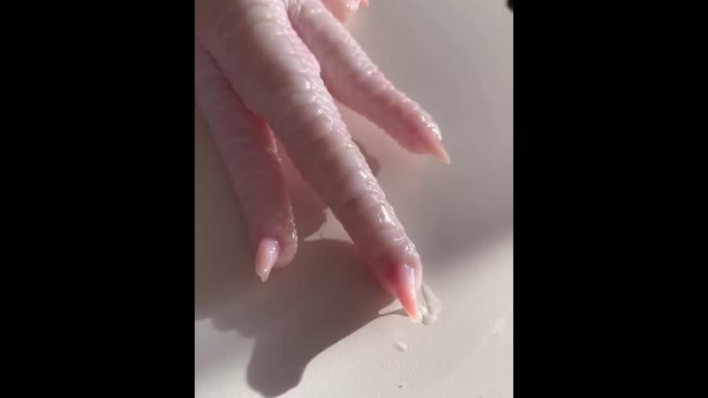 Девачки, записываемся на моникюр!