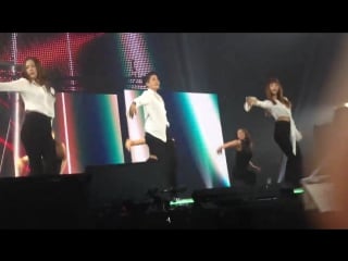 4 walls at kcon in paris (160602)