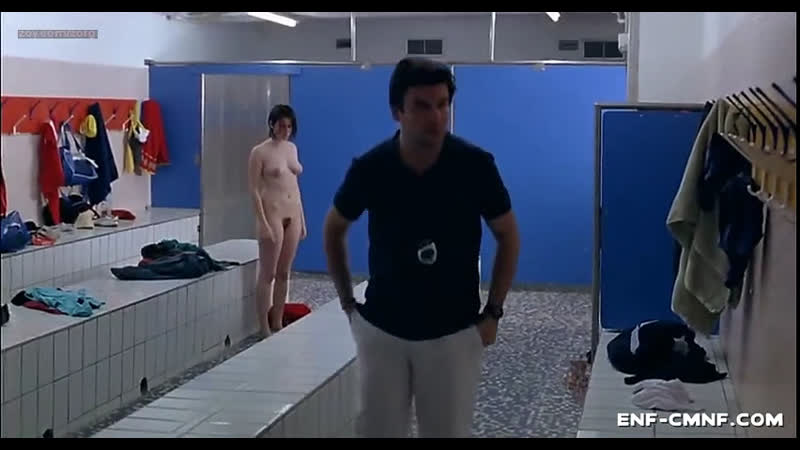 Cmnf видео – чтобы заставить надоедливого тренера покинуть раздевалку, студентка раздевается догола