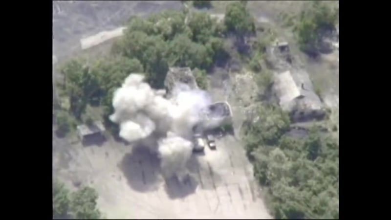 Уничтожение военной техники украинских военнослужащих под горлоой сняли с беспилотного летательного аппарата