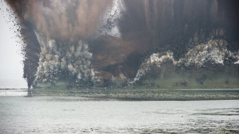 У китаї підірвали 4 кілометрову дамбу для зниження рівня води