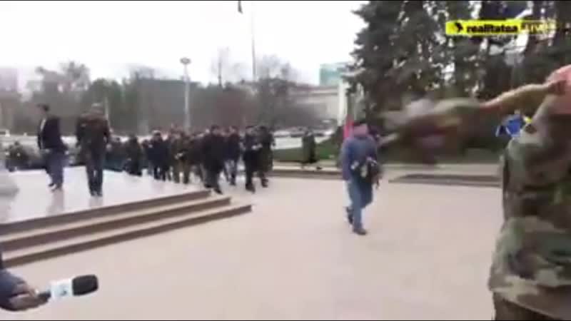 Митингующие разбили стекло в здании правительства молдовы