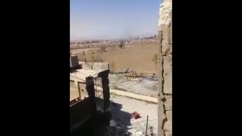 Подбитые боевиками хташ сирийские танки в лагере ярмук на юге дамаска