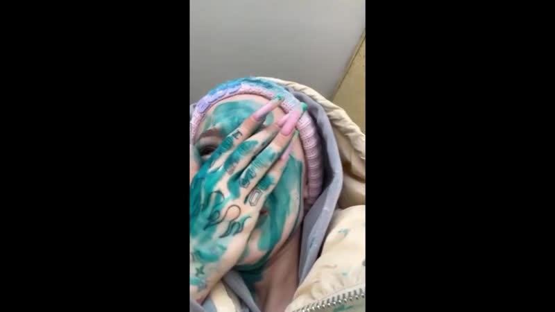 На инстасамку напали и облили зеленкой