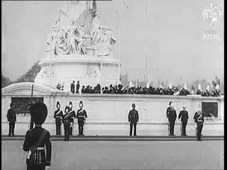 The unveiling of the queen victoria memorial (1911)