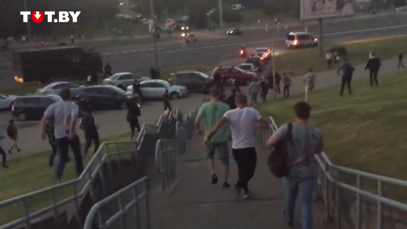 Менск людзі б'юць амапаўцаў