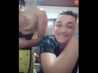 Сексуальная иностранка светит трусиками и достает грудь из топика periscope перископ