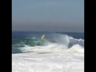 Surfer wipes out and gets ragdolled by a wave