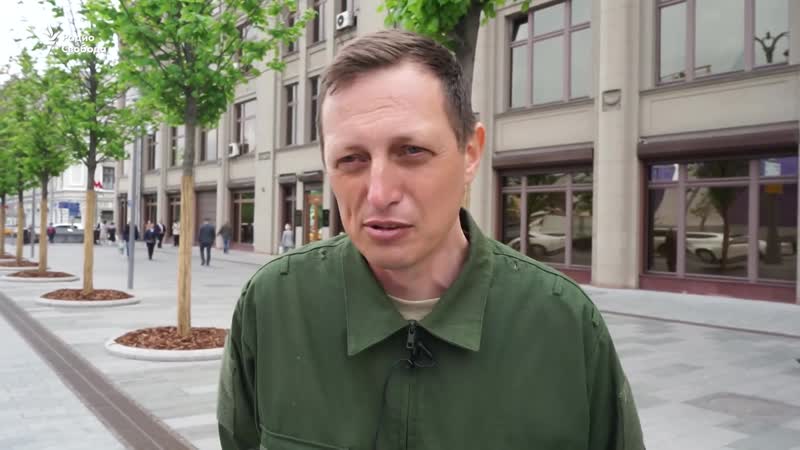 Как прокремлевские активисты издеваются над майором в отстае, пикетирующим администрацию президента