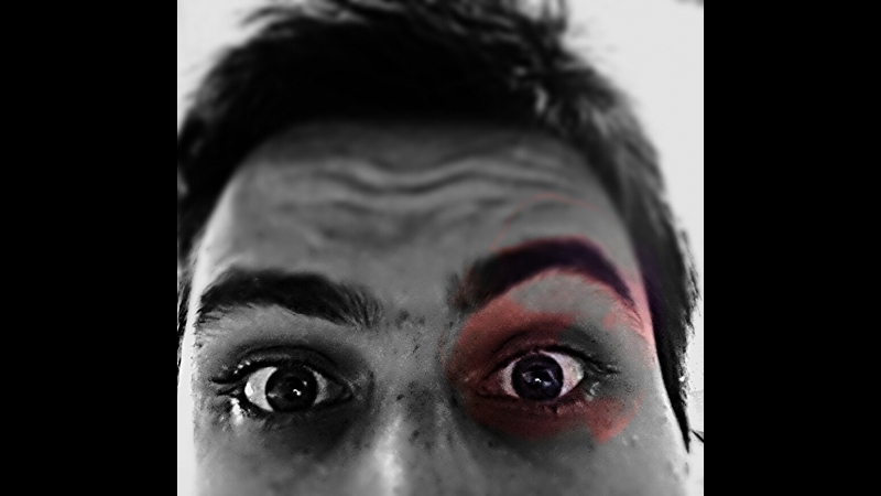 Парень мочит трусики