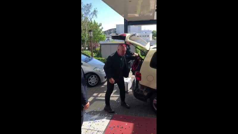 Дед грузит вещички в тачку