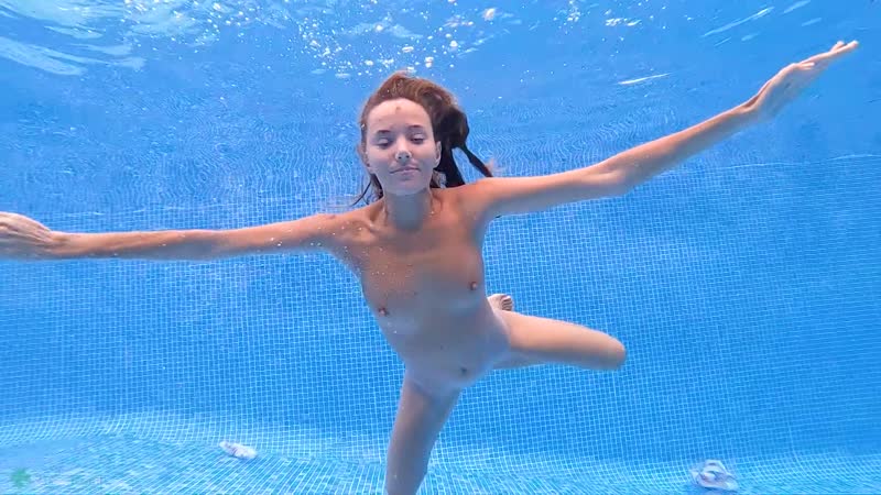 В бассейне катя кловер