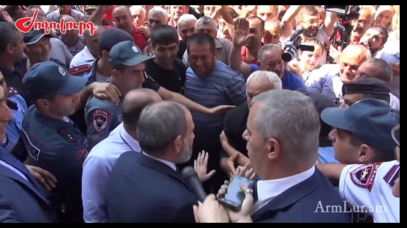 Բախում կառավարության դիմաց ցուցարարները փորձում էին ներխուժել ներս
