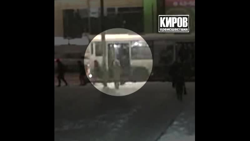 18 летней кате зажало голову в автобусе